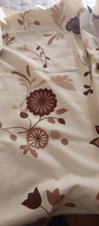 Cortinas beige y marrón con estampado floral