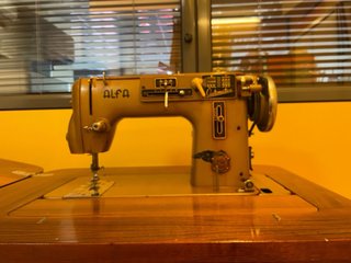 Máquina de coser Alfa Automática antigua