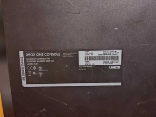 Xbox One Black 1TB con accessori [DA RIPARARE]