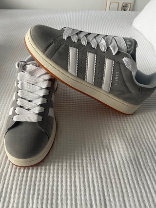 Zapatillas Adidas Grises y Blancas