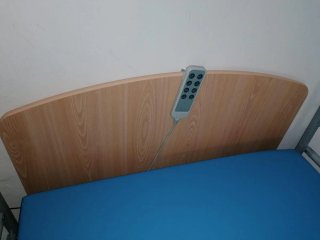 Cama articulada eléctrica con barandillas