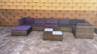 Sofá modular ratán gris con mesa centro