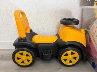 Camión de juguete amarillo para niños