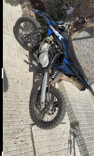 Moto de cross negra