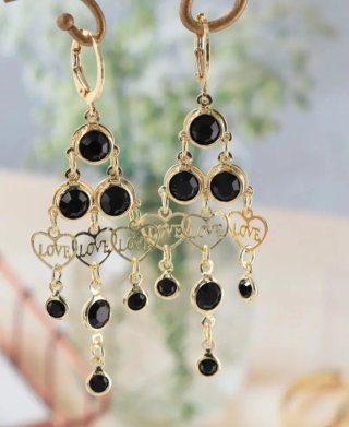 Pendientes largos dorados con piedras negras
