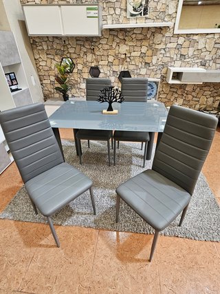 Mesa de cristal templado con 4 sillas grises