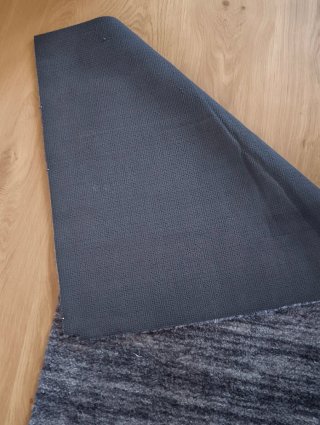 Alfombra de pasillo gris.