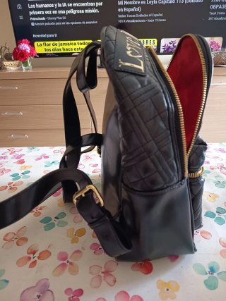 Mochila Love Moschino Negra Acolchada Dorada