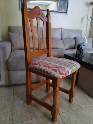 Mesa comedor y sillas, vitrina y mesa tv