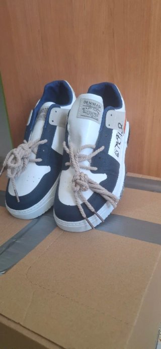 Zapatillas deportivas azules y blancas