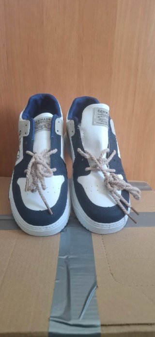 Zapatillas deportivas azules y blancas