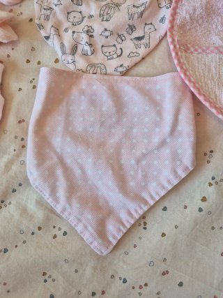 Conjunto bebé: manoplas, calcetines y baberos rosa