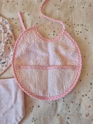 Conjunto bebé: manoplas, calcetines y baberos rosa
