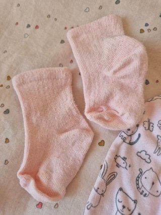 Conjunto bebé: manoplas, calcetines y baberos rosa