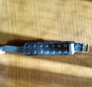 Pulsera de cuero con pinchos