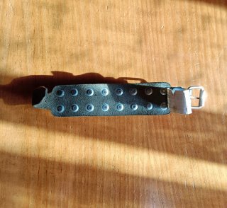 Pulsera de cuero con pinchos