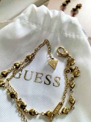 Pulsera Guess Dorada Corazones y Logo