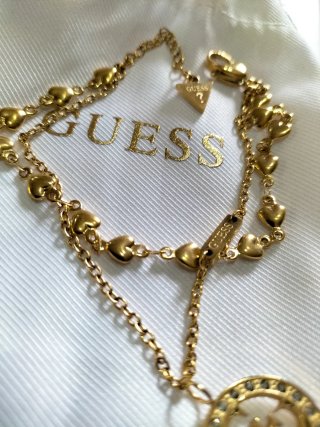 Pulsera Guess Dorada Corazones y Logo