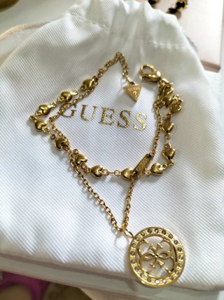 Pulsera Guess Dorada Corazones y Logo