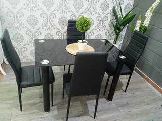 Mesa de Comedor Cristal Negro + 4 Sillas Polipiel