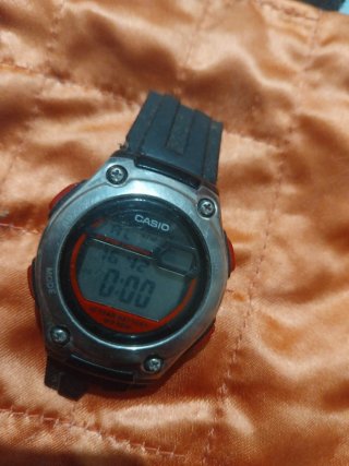 Reloj Casio Plata y Rojo