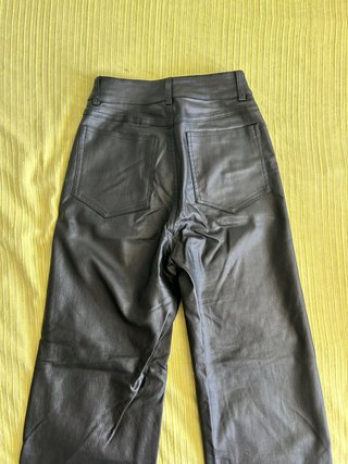 Pantalón efecto piel negro