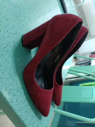 Zapatos de tacón rojos de ante