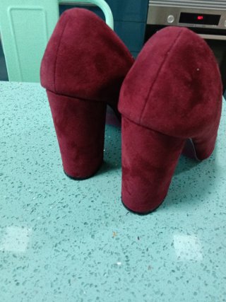 Zapatos de tacón rojos de ante