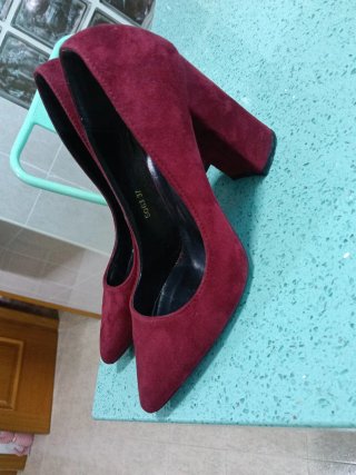 Zapatos de tacón rojos de ante