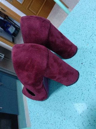 Zapatos de tacón rojos de ante