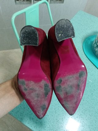 Zapatos de tacón rojos de ante