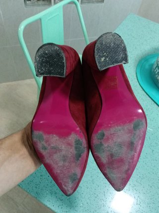 Zapatos de tacón rojos de ante