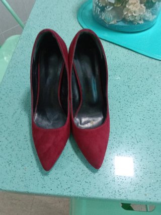 Zapatos de tacón rojos de ante