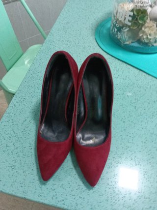 Zapatos de tacón rojos de ante