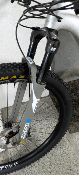 Forcella SR Suntour in carbonio