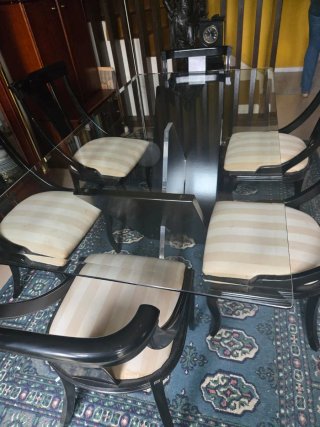 Mesa de cristal con sillas
