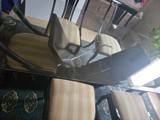 Mesa de cristal con sillas