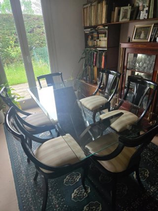 Mesa de cristal con sillas