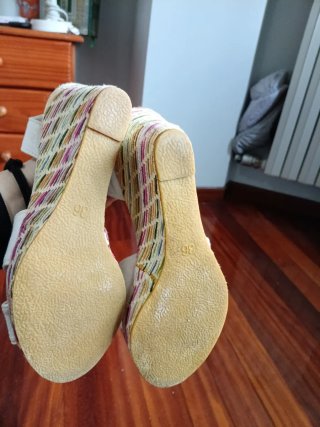 Sandalias cuña Jenny Colke blancas y multicolor