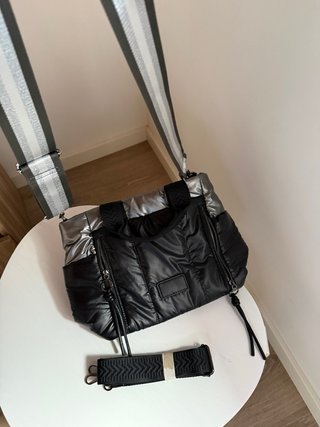 Mochila acolchada negra y plateada