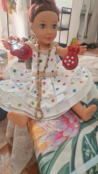Muñeca con vestido de lunares y castañuelas