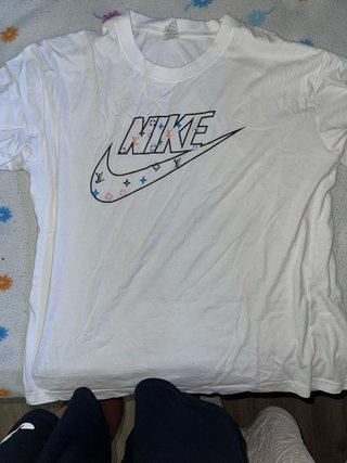 Camiseta Nike Blanca con Logo Multicolor