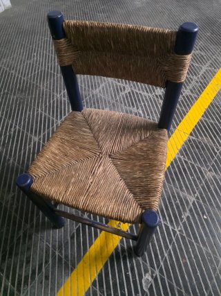 Silla de mimbre azul y beige
