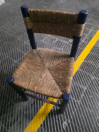 Silla de mimbre azul y beige