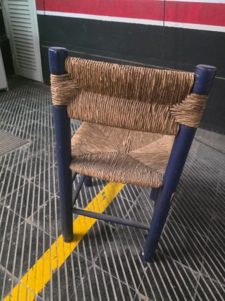 Silla de mimbre azul y beige