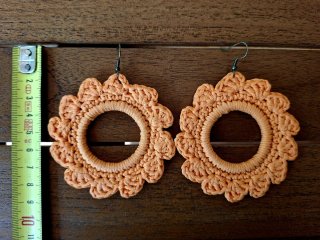 Pendientes  (feria). Colores variados.       9 cms