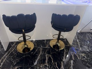 Mesa de comedor y 4 sillas negras y set de mesas