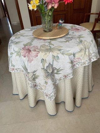 Mesa camilla con ropa tal como se ve vestida.