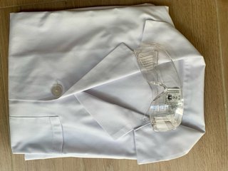 Bata de laboratorio y gafas de protección Mujer.