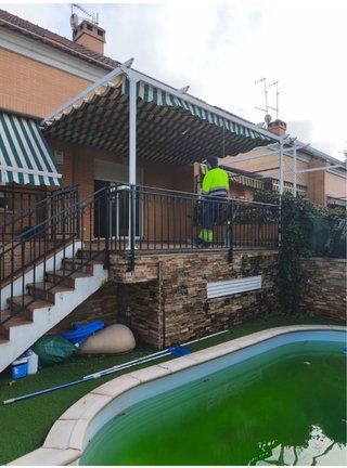 Pérgola metálica con toldo multicolor